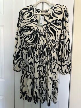 H&M Black and Cream Pleated V-Neck Tunic